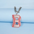 Détail macro du pendentif baseball lettre B argenté avec coutures rouges sur chaîne - Lettre B / Acier