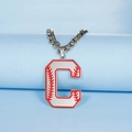 Vue détaillée du pendentif lettre C argenté avec couture de baseball rouge et grosse chaîne - Lettre C / Acier