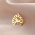 Gros plan d'un pendentif fer à cheval plaqué or 18 carats avec motif de cheval découpé - Or