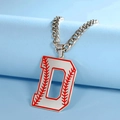 Vue macro de la chaîne cubaine argentée avec pendentif lettre D en émail blanc - Lettre D / Acier