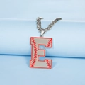 Détail du collier argenté lettre E avec motifs de coutures de baseball rouges - Lettre E / Acier
