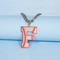 Collier pendentif lettre F avec motif couture baseball rouge sur chaîne argentée - Lettre F / Acier