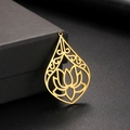 Detailansicht goldener Lotus-Anhänger in Tropfenform auf einer schwarzen Box - Gold