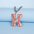 Collier maille gourmette argentée avec pendentif lettre K et coutures de baseball rouges - Lettre K / Acier