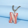 Collier avec pendentif lettre N style baseball, finition émail blanc et détails de couture - Lettre N / Acier