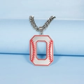 Pendentif lettre O baseball en acier argenté avec coutures rouges sur chaîne cubaine - Lettre O / Acier