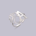 Detalle de anillo plateado calado con letra A y silueta de perfil de rostro femenino - Letra A de acero