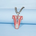 Collier pendentif lettre V style baseball avec coutures rouges sur chaîne argentée - Lettre V / Acier