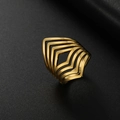Détail de la bague géométrique ajourée en acier inoxydable doré à couches en V - US 7 / Or