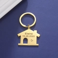 Dettaglio portachiavi a forma di casa dorato con incisione di nome e data - Oro