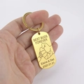Dettaglio portachiavi dorato personalizzato con incisione Best Buds Forever e disegno pugno - Oro