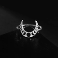 Anello in acciaio con mezzaluna e fasi lunari su supporto in pelle nera di lusso - US 7 / Colore acciaio