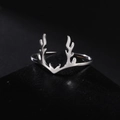 Minimalistischer Hirschgeweih-Ring aus Edelstahl in Silber mit poliertem Finish - US 6 / Stahlfarben