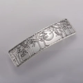Detailweergave van zilveren haarklem met reliëfpatroon van bos- en maanlandschap - Antiek Zilver