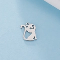 Gros plan d'un pendentif chat argenté évidé avec un design à longue queue - Acier