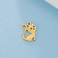 Gros plan du pendentif chat en acier inoxydable plaqué or 18K avec finition polie - Or