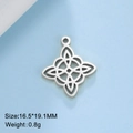 Vue détaillée du pendentif nœud de sorcière en acier avec dimensions 16,5x19,1 mm - Couleur Acier Style A Trou Unique