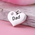 Détail macro d'un pendentif cœur 'Dad' avec strass pour la création de bijoux DIY créatifs - Style Dad (H110246-8)