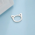 Bague tête de chat évidée minimaliste en acier inoxydable poli sur fond bleu - Argent