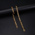 Primer plano de un collar Figaro dorado con cierre de mosquetón seguro y acabado pulido - 7.5mm / 50cm / Dorado