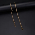 Detalle de cadena Figaro bañada en oro de 18K con cierre de langosta y eslabones - 3mm / 45cm / Dorado