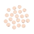 Detailansicht der runden roségoldenen Edelstahl-Anhänger mit vorgebohrten Löchern - 6mm / Roségold
