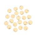Detailansicht von zwanzig polierten, 18K vergoldeten Edelstahl-Rundanhängern mit Vorbohrungen - 6mm / Gold