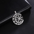 Pendente vichingo Vegvisir e luna crescente argentata su sfondo in pelle nera - Color Acciaio