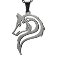 Macro-opname van de uitgesneden wolfskop hanger van matgrijs roestvrij staal met fijne ketting - Zwart