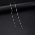 Collar de cadena Figaro en plata pulida de acero inoxidable colgado en un soporte negro - 3mm / 45cm / Color acero