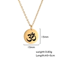Detalle del colgante de yoga Om dorado de 15mm en un collar de acero inoxidable - Dorado