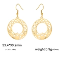 Primer plano de los pendientes Claddagh dorados de acero inoxidable con nudo celta étnico - Dorado