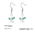 Boucles d'oreilles argentées avec feuilles vertes et baies blanches, 17x13mm - Houx / Acier