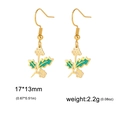 Boucles d'oreilles fleurs dorées avec feuilles en émail vert et baies blanches, 17x13mm - Houx / Or
