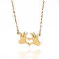 Collana minimalista in acciaio inossidabile dorato con ciondolo mani a forma di cuore - Oro