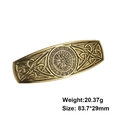 Dettaglio del fermaglio vichingo Vegvisir con nodi celtici e rune antiche incise - Oro
