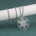 Gros plan du pendentif cube de Métatron argenté avec une chaîne en acier inoxydable - Argent