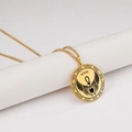 Detail eines goldenen Edelstahl-Anhängers mit gravierten Engelsnamen und Flügeln - Gold