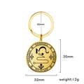 Detailansicht des goldenen Edelstahl-Amulett-Schlüsselanhängers mit Symbolen und Abmessungen - Gold