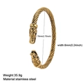 Detail eines Edelstahl-Wolfskopf-Armreifs mit 70mm Innendurchmesser und 6mm Breite im Detail - Gold