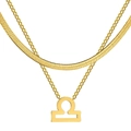 Détail du collier double rang doré avec pendentif Balance et chaîne serpent plate élégante - Balance