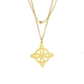 Detail einer vergoldeten Doppel-Halskette mit Kleeblatt-Anhänger und kleiner Perle - Gold