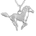 Pendentif cheval de course argenté vintage avec crinière et queue sur fond blanc pur - Cheval Courant Avec Chaîne (Style 2)