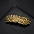 Detail van vintage gouden haarklem met eikenblad en eikel metaal reliëf snijwerk - Antiek Goud