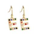 Boucle d'oreille dorée avec pendentif lettre E et strass multicolores éclatants - Lettre E