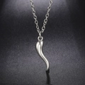 Détail macro du pendentif corne cornicello argenté sur un collier à chaîne en métal - Blanc