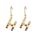 Boucles d'oreilles lettre H dorées avec sept strass colorés et design à crochet - Lettre H