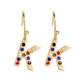 Boucles d'oreilles hip hop lettre K dorée avec des strass multicolores étincelants - Lettre K