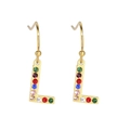 Boucles d'oreilles lettre L dorée style hip hop avec strass colorés sur fond blanc - L