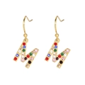 Boucles d'oreilles lettre M dorées avec strass colorés de style hip hop urbain - M